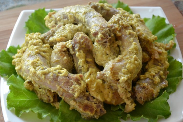 Куриные шейки, тушенные с грибами в сметане