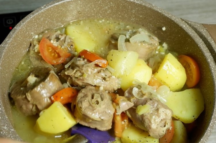 Жаркое из картошки с куриными шейками