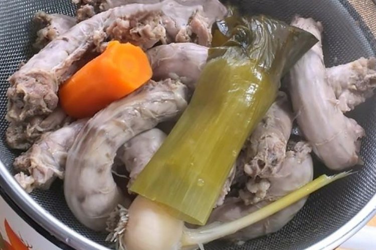 Вареные куриные шейки