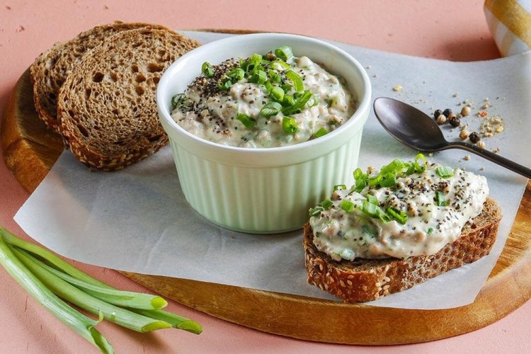 Намазка из творожного сыра и печени трески