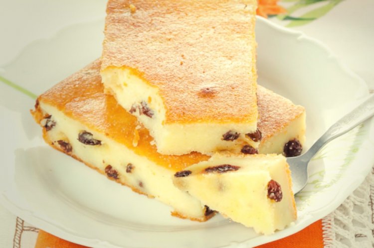 Творожная запеканка с йогуртом и изюмом без манки