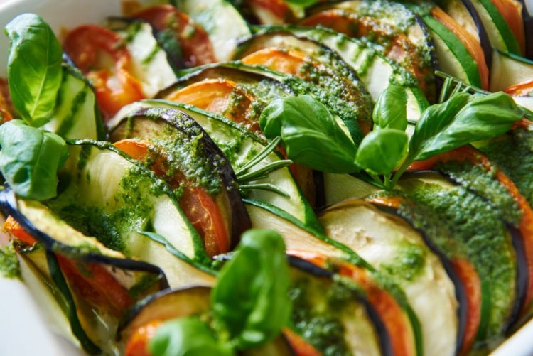 Рататуй с курицей и соусом песто