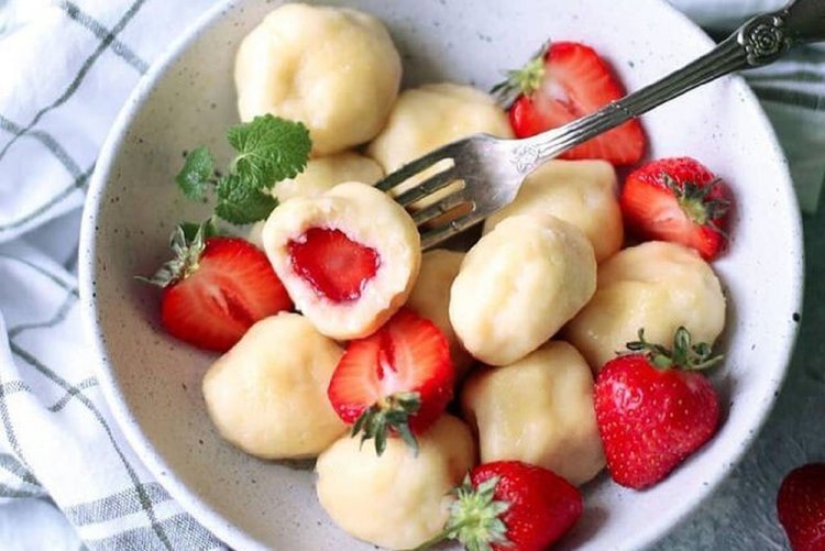 Ленивые вареники с клубникой