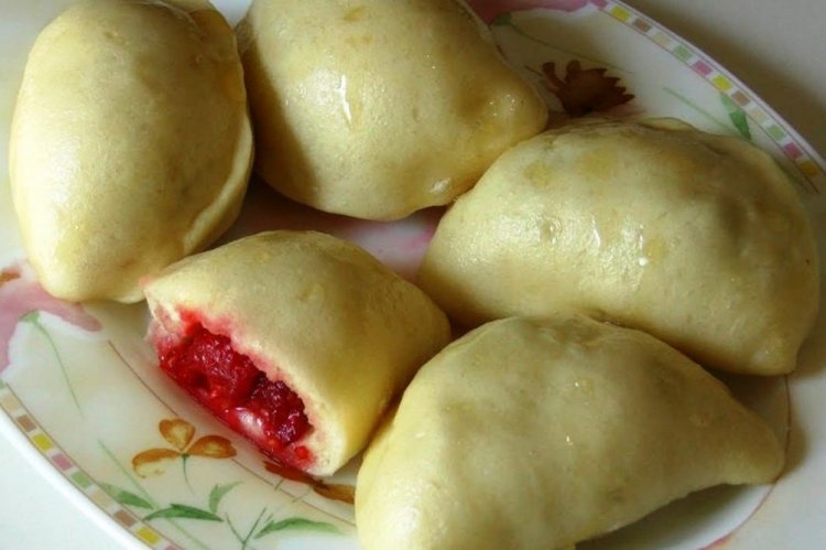 Дрожжевые вареники с клубникой
