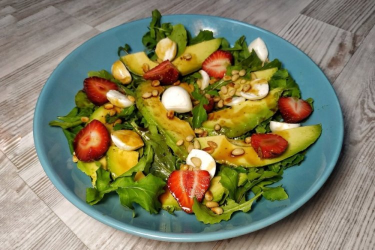 Салат с клубникой, моцареллой и соусом терияки