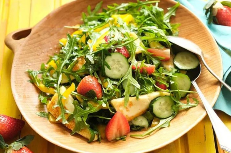 Салат с клубникой и халуми