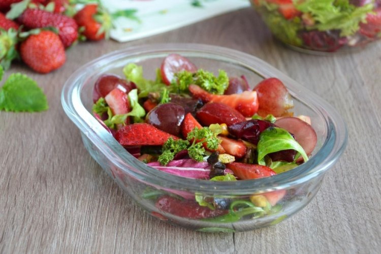 Салат с клубникой и виноградом