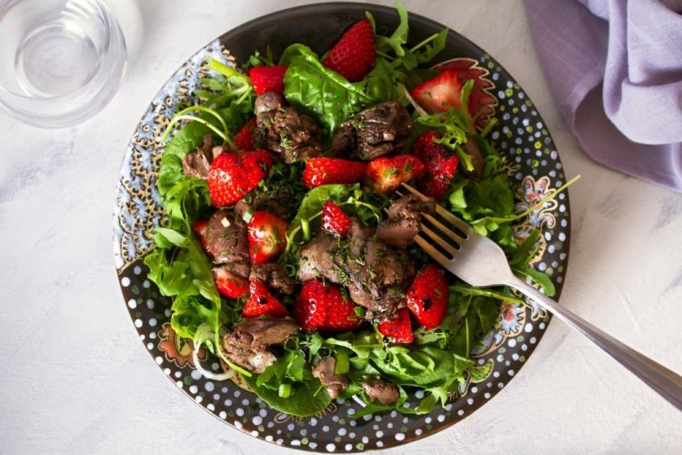 Салат с клубникой и куриной печенью