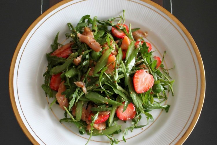 Салат с копченым лососем и клубникой