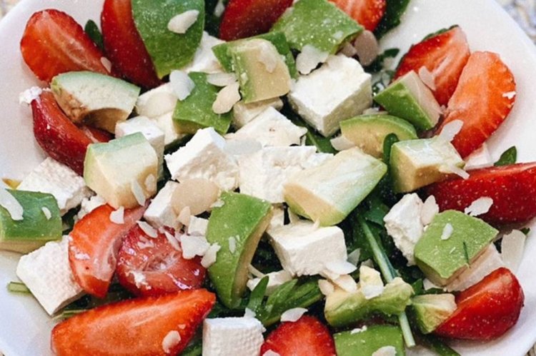 Салат с клубникой, авокадо и брынзой