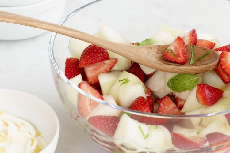 Салат с клубникой и дыней