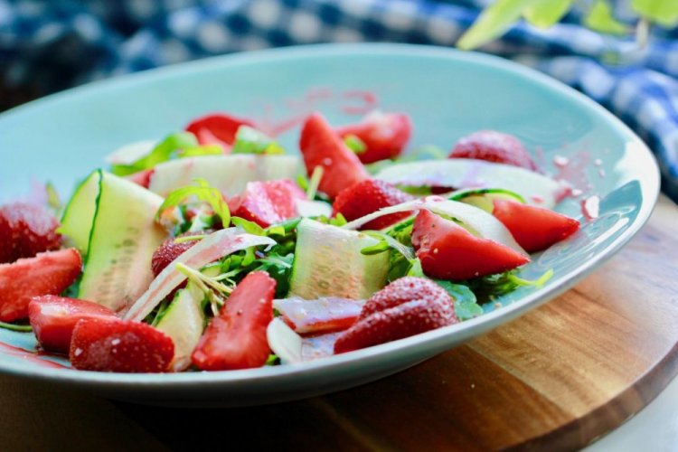 Салат с клубникой и огурцами