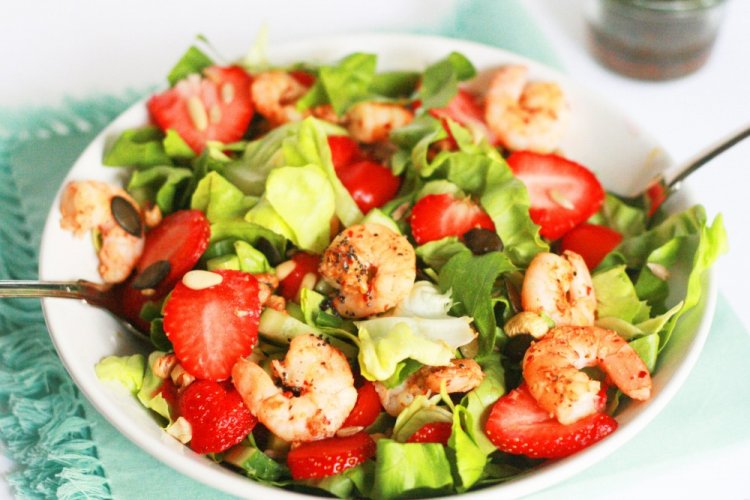 Салат с креветками и клубникой