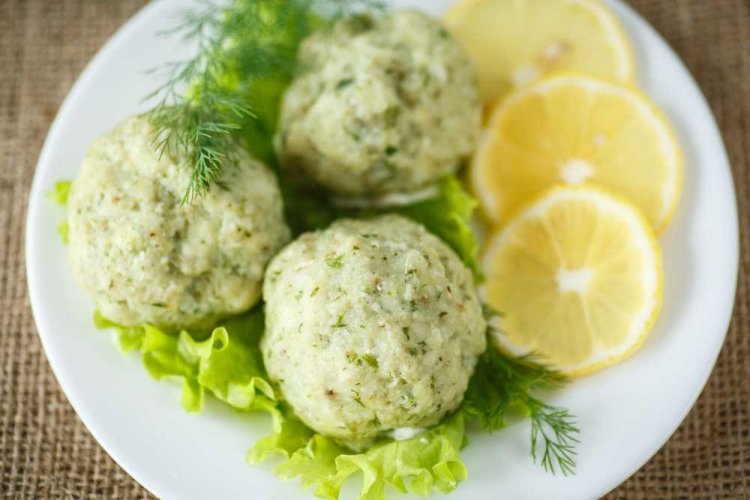 Куриные котлеты с кабачком и капустой