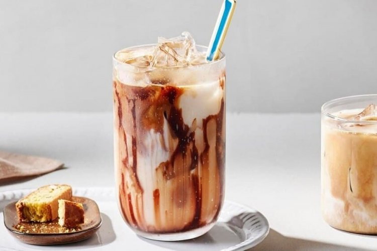 Айс-латте с карамелью и сливками