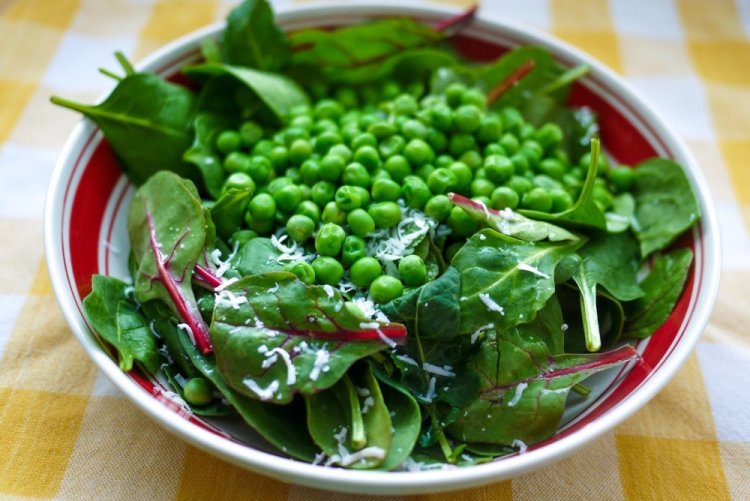 Салат из консервированного горошка и фетаксы