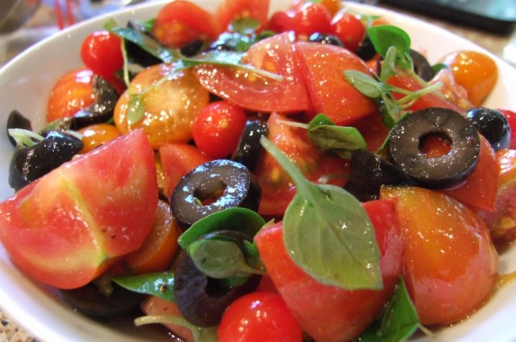 Салат из помидоров с корнишонами к рыбе