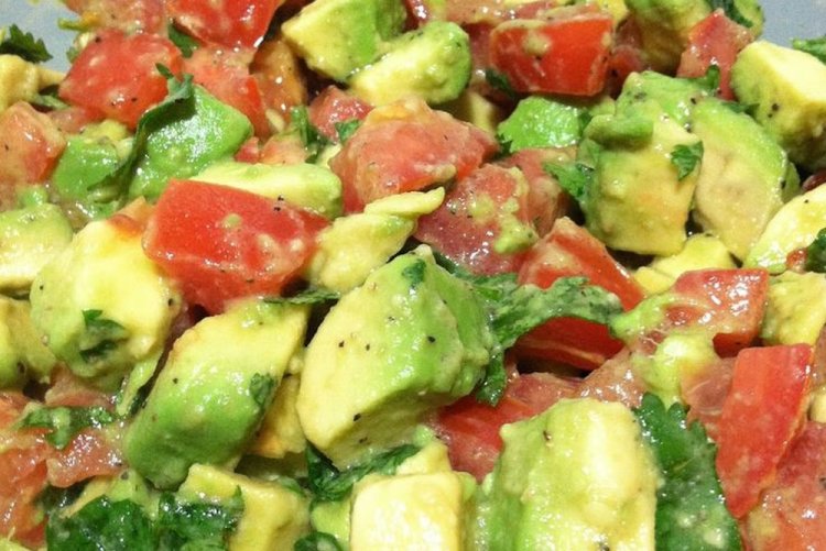 Салат с авокадо, помидорами и рукколой