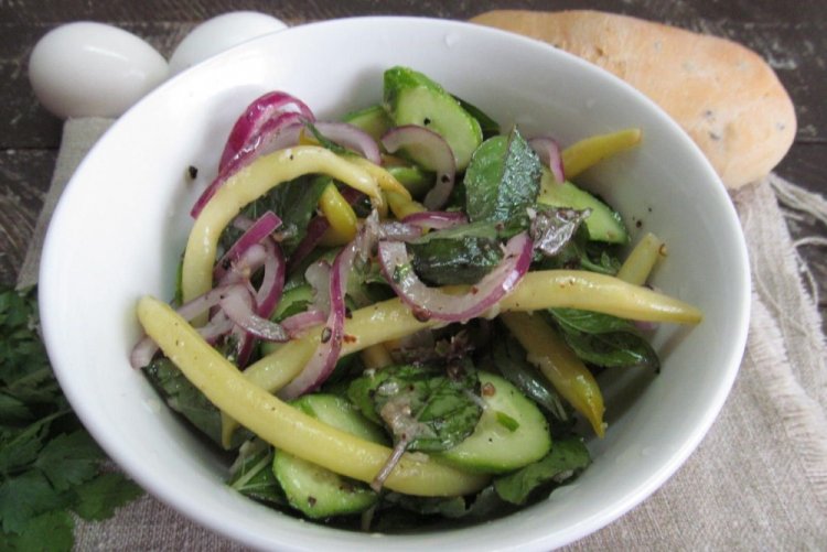 Салат из огурцов и стручковой фасоли к рыбе