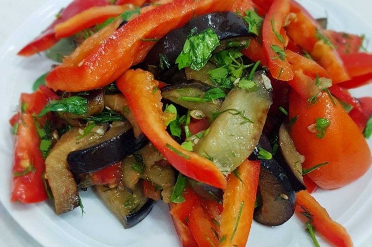 Салат из баклажанов, перцев и помидоров
