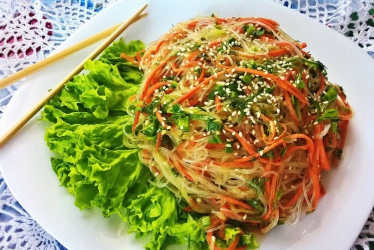 Салат с фунчозой к рыбе