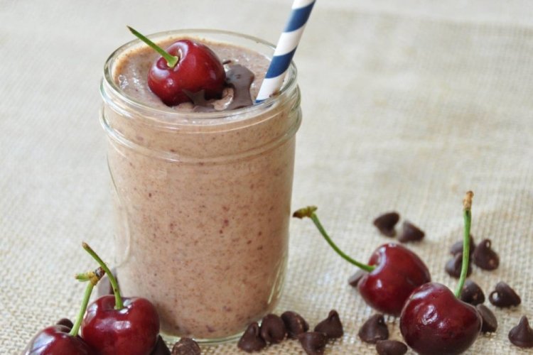 Вишнево-молочный коктейль с какао