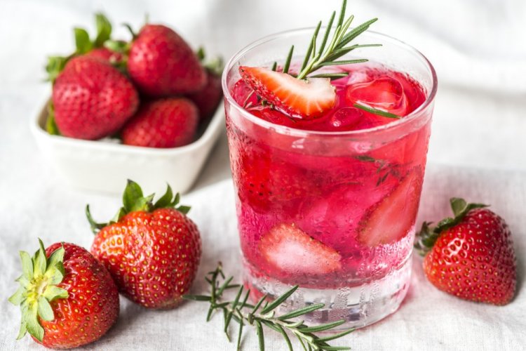 Безалкогольный мохито с клубникой и розмарином