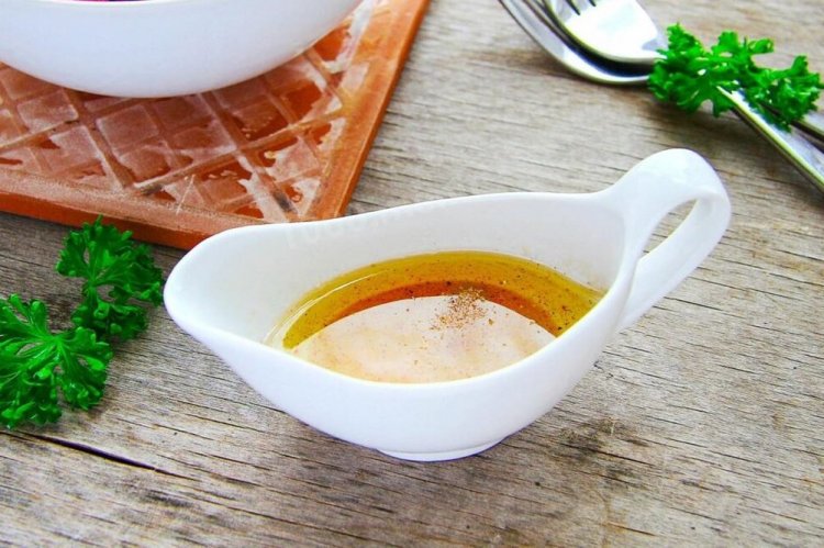 Заправка из растительного масла и уксуса