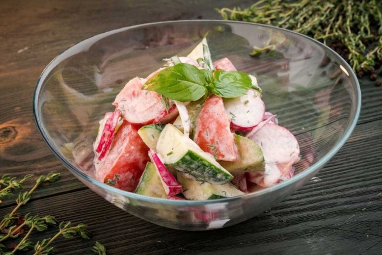 Салат из овощей с йогуртом к плову