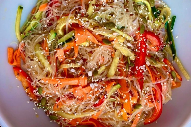 Салат с фунчозой, овощами и кунжутной заправкой