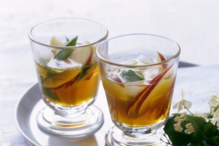 Холодный чай с яблоком