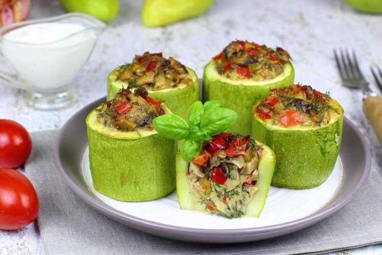 Фаршированные кабачки с помидорами и грибами