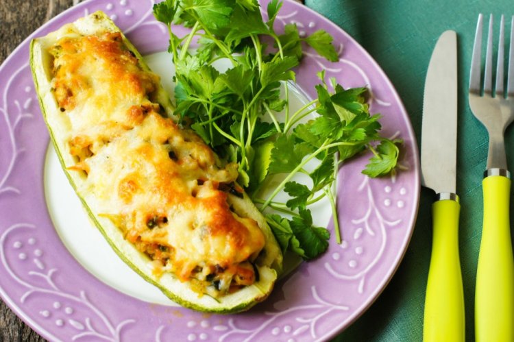 Фаршированные кабачки с шампиньонами и сметаной