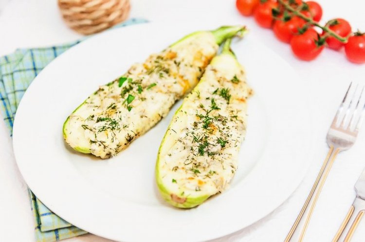 Лодочки из кабачков с творогом и сыром в духовке