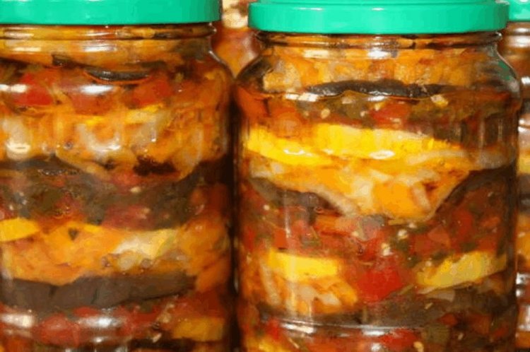 Баклажаны и кабачки в овощном соусе на зиму