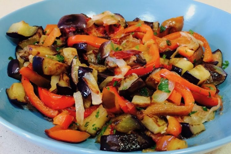 Салат из кабачков и баклажанов с маринованным луком