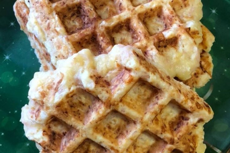 Сырные вафли с ветчиной в вафельнице