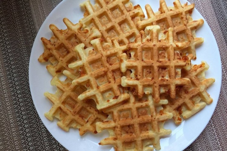 Сырные вафли без яиц в вафельнице