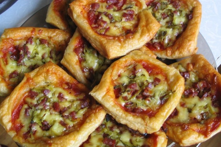 Мини-пицца из слоеного теста