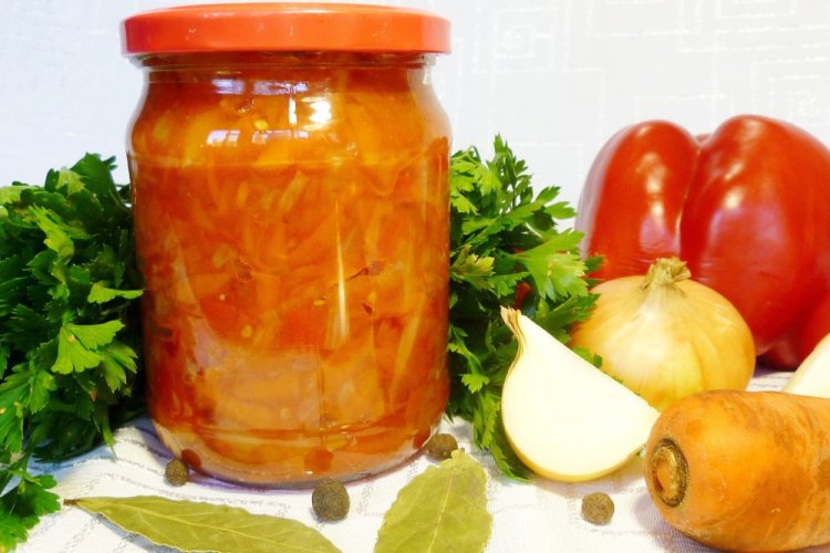 Салат с болгарским перцем и морковью в томатном соусе на зиму