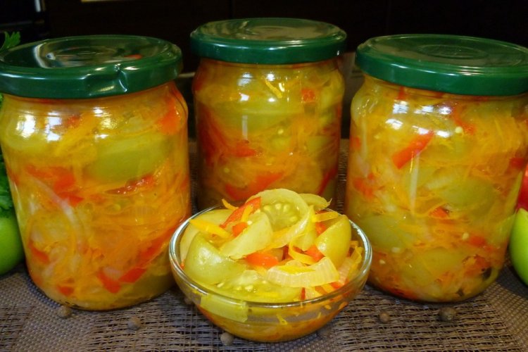 Салат из болгарского перца, моркови и зеленых помидоров на зиму