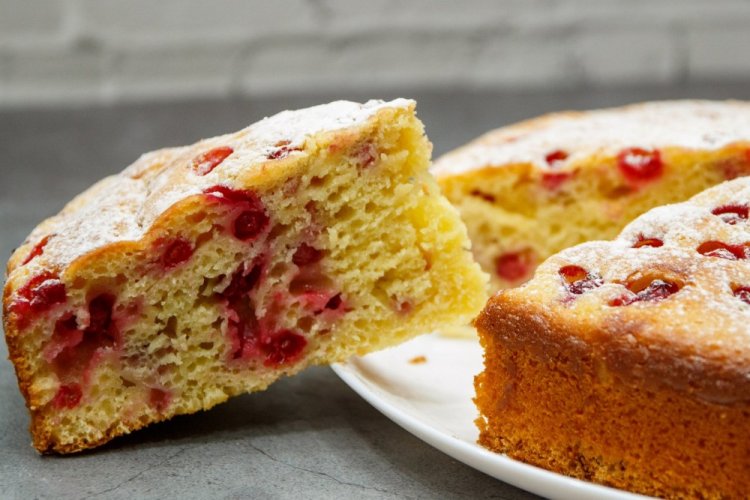 Пирог на простокваше со смородиной