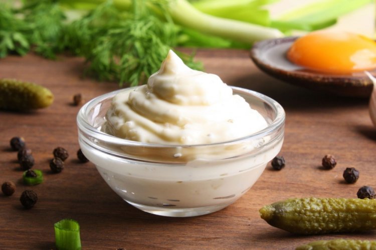 Сметанный соус с солеными огурцами