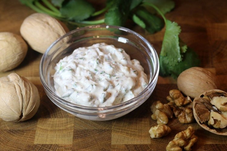 Сметанный соус с грецкими орехами