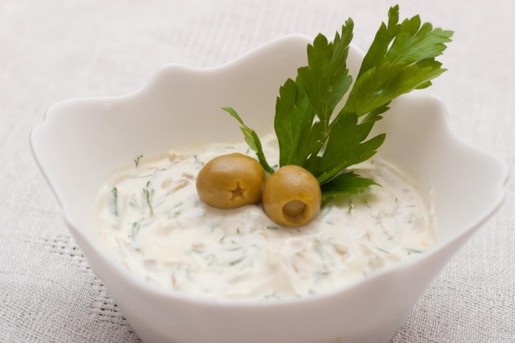Сметанный соус с творогом и оливками