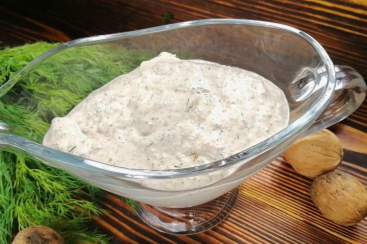 Сметанно-соевый соус с орехами