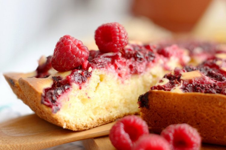 Ягодный пирог из кислого молока