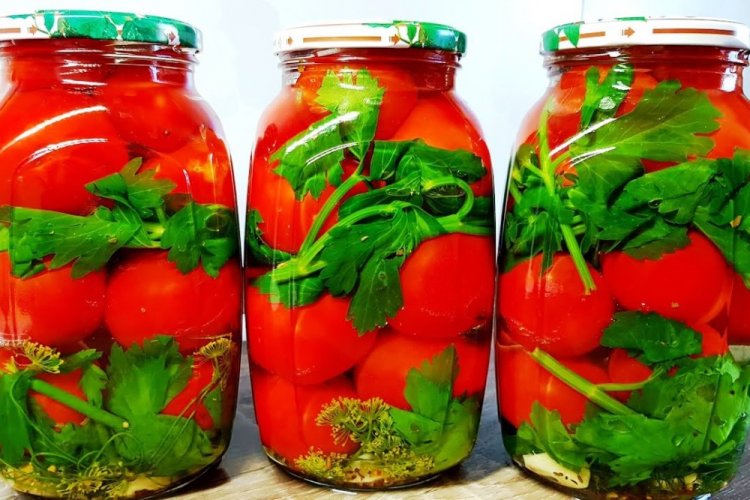 Помидоры с листьями сельдерея на зиму