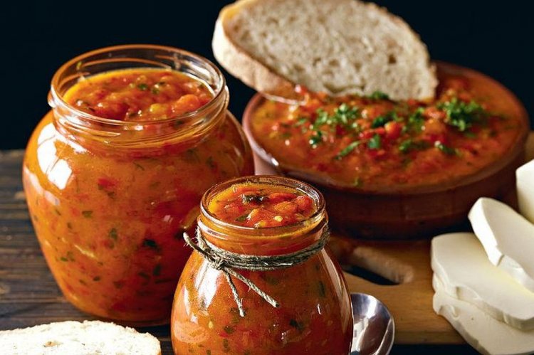 Лютеница с помидорами и сельдереем на зиму