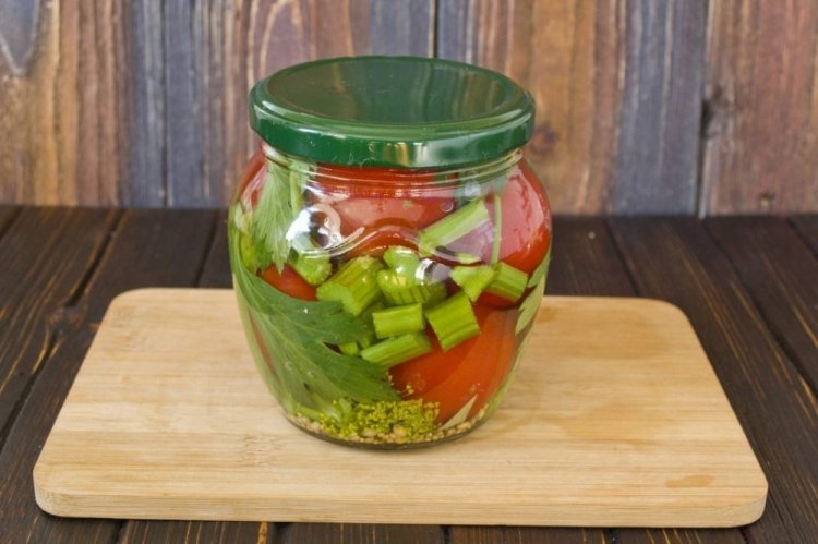 Помидоры со стеблями сельдерея на зиму